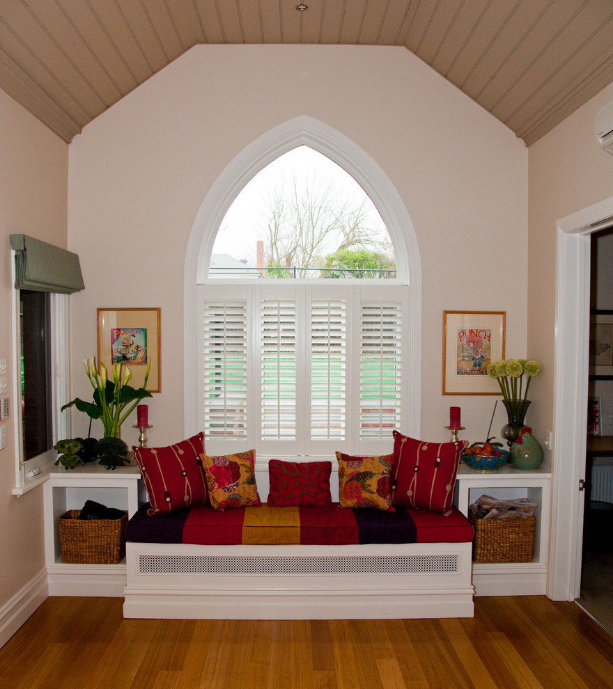 Ejemplo de sala de estar abierta clásica grande con paredes beige y suelo de madera en tonos medios