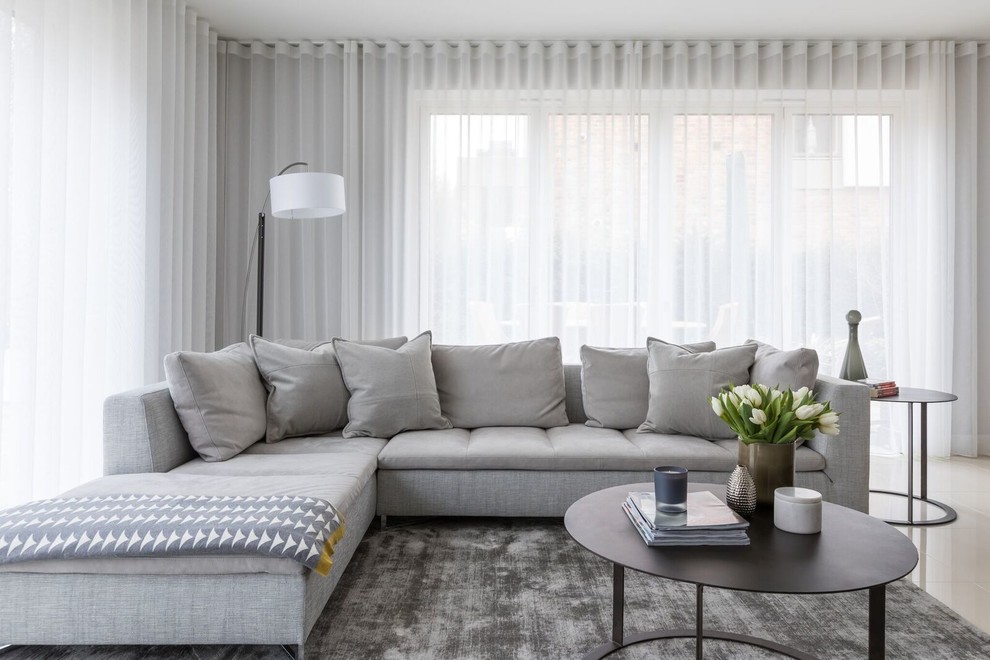 Immagine di un grande soggiorno minimal con pareti grigie