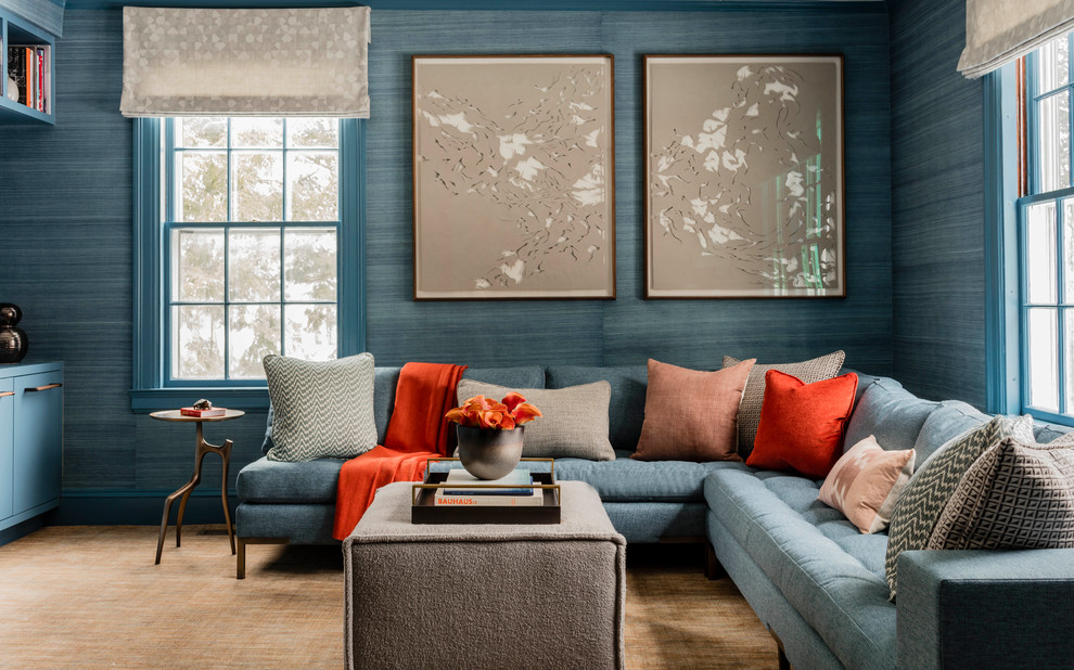 Пример оригинального дизайна: изолированная гостиная комната среднего размера в стиле неоклассика (современная классика) с с книжными шкафами и полками, синими стенами, ковровым покрытием и бежевым полом