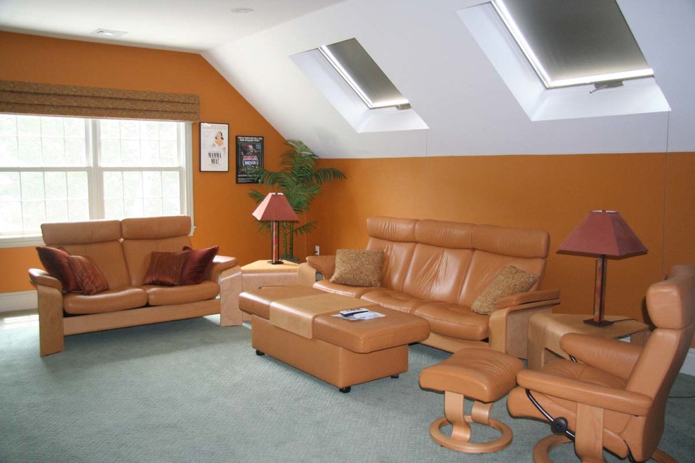 Свежая идея для дизайна: большая гостиная комната в классическом стиле с оранжевыми стенами и ковровым покрытием без камина - отличное фото интерьера