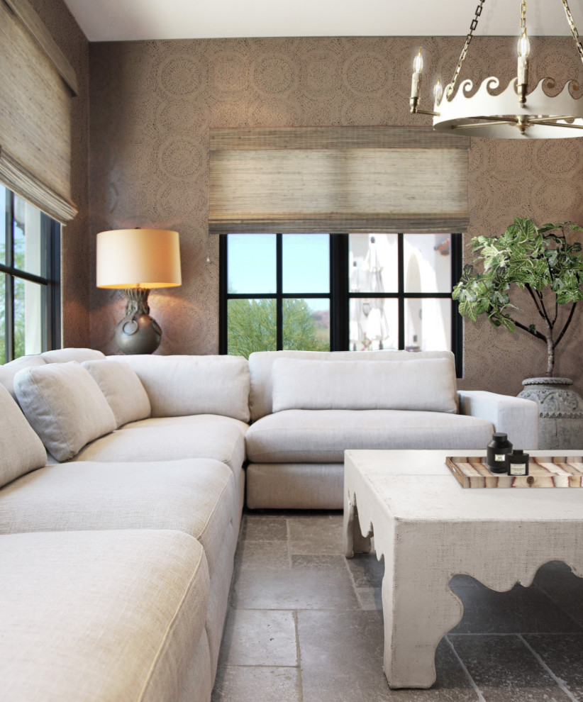Diseño de sala de estar cerrada con paredes marrones, suelo de travertino, suelo beige y papel pintado