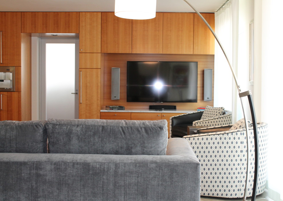 Modelo de sala de estar abierta vintage de tamaño medio con paredes blancas, suelo de cemento y pared multimedia