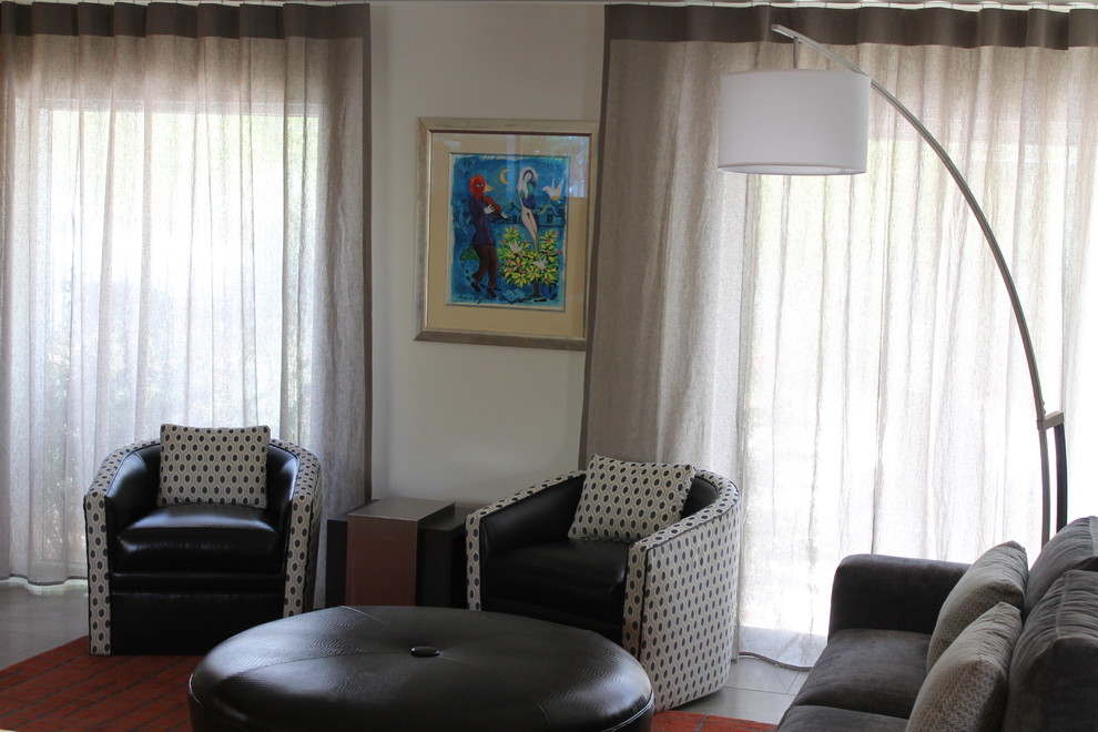 Exemple d'une salle de séjour rétro de taille moyenne et ouverte avec sol en béton ciré et un téléviseur encastré.