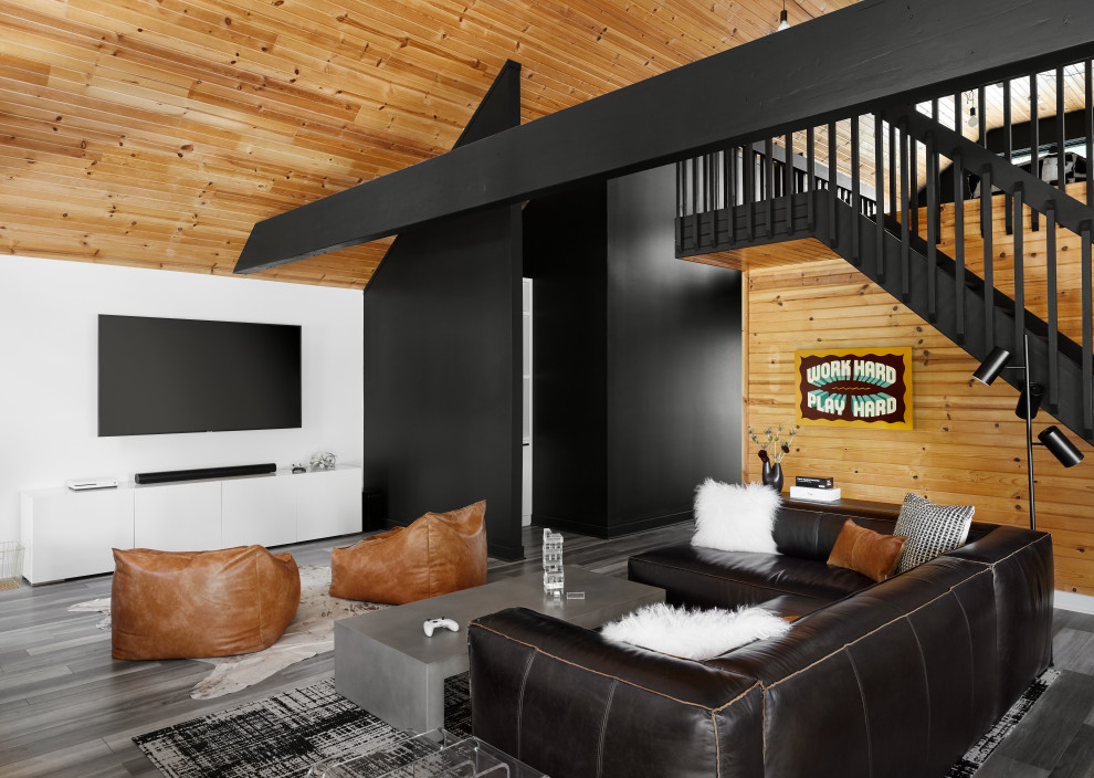 Uriges Wohnzimmer ohne Kamin mit bunten Wänden, TV-Wand, buntem Boden, gewölbter Decke, Holzdecke und Holzwänden in Chicago