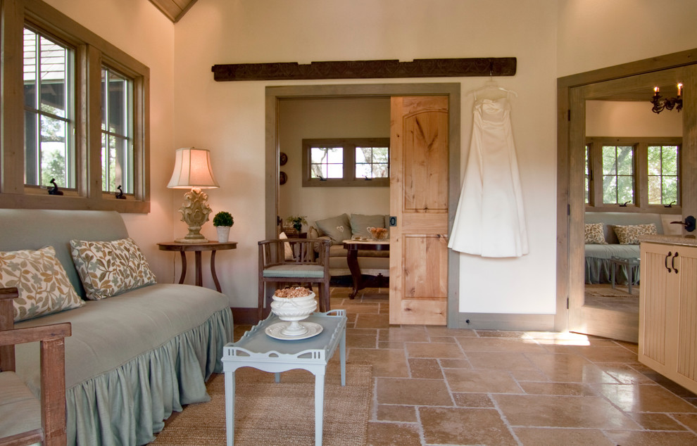 Foto de sala de estar cerrada clásica de tamaño medio sin chimenea con paredes blancas y suelo de baldosas de terracota