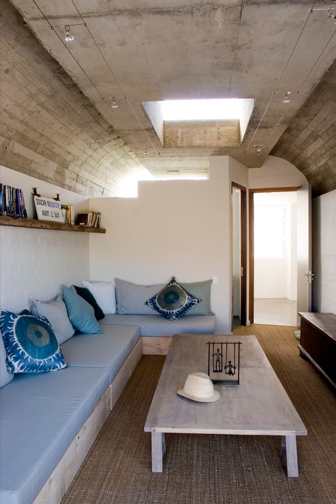 Esempio di un soggiorno stile marino chiuso con pareti bianche