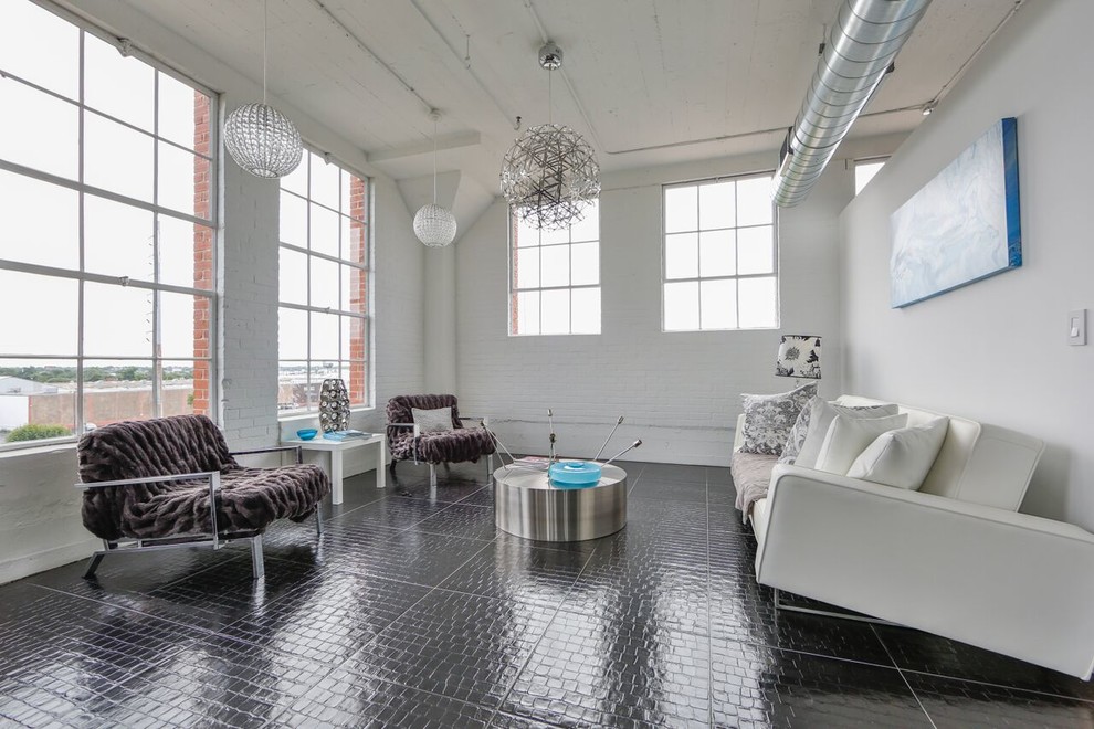 Mittelgroßes, Fernseherloses, Offenes Modernes Wohnzimmer ohne Kamin mit weißer Wandfarbe und schwarzem Boden in Austin