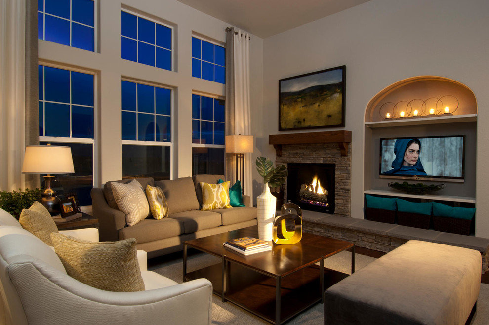 Diseño de sala de estar clásica con paredes beige, todas las chimeneas, marco de chimenea de piedra y televisor colgado en la pared