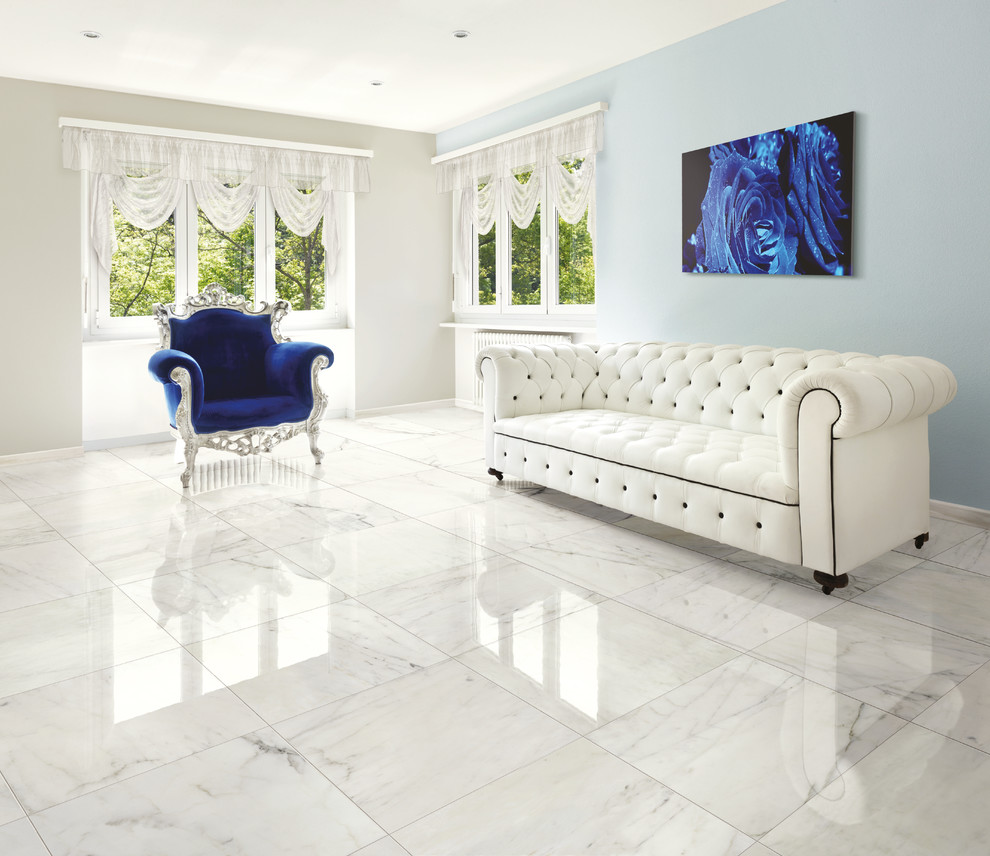 Modelo de sala de estar clásica de tamaño medio con suelo de baldosas de porcelana