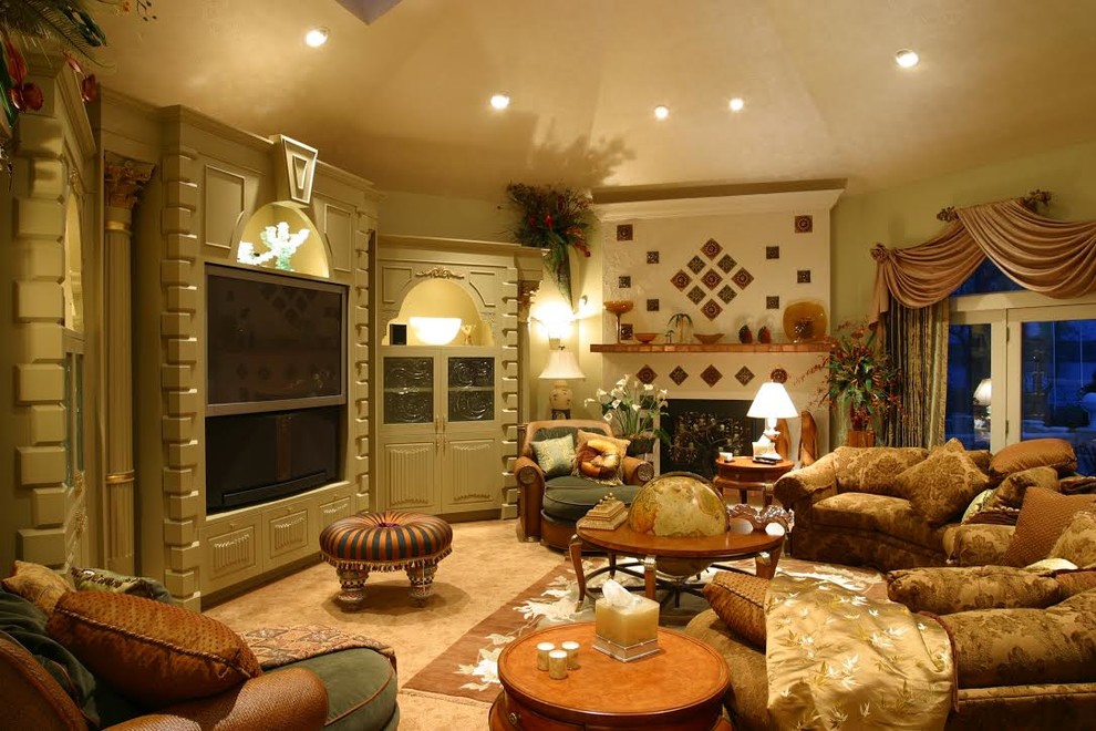 Imagen de sala de estar cerrada bohemia de tamaño medio con chimenea de esquina, marco de chimenea de baldosas y/o azulejos, pared multimedia, paredes verdes y moqueta