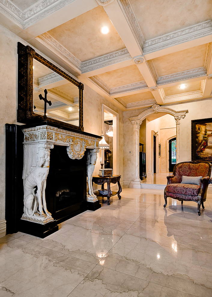 Idee per un soggiorno chic con pavimento in marmo, camino classico e cornice del camino in pietra