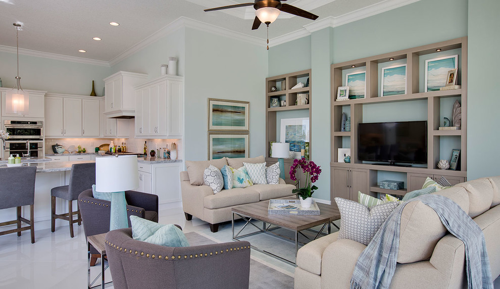Стильный дизайн: гостиная комната в морском стиле с синими стенами и отдельно стоящим телевизором - последний тренд