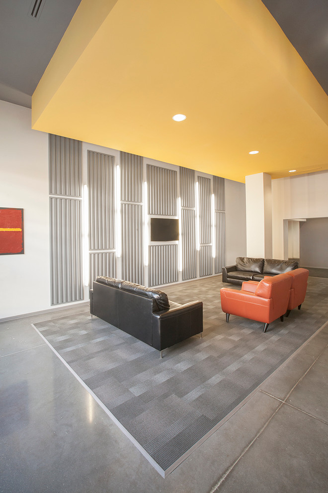 Пример оригинального дизайна: открытая гостиная комната в современном стиле с белыми стенами и бетонным полом