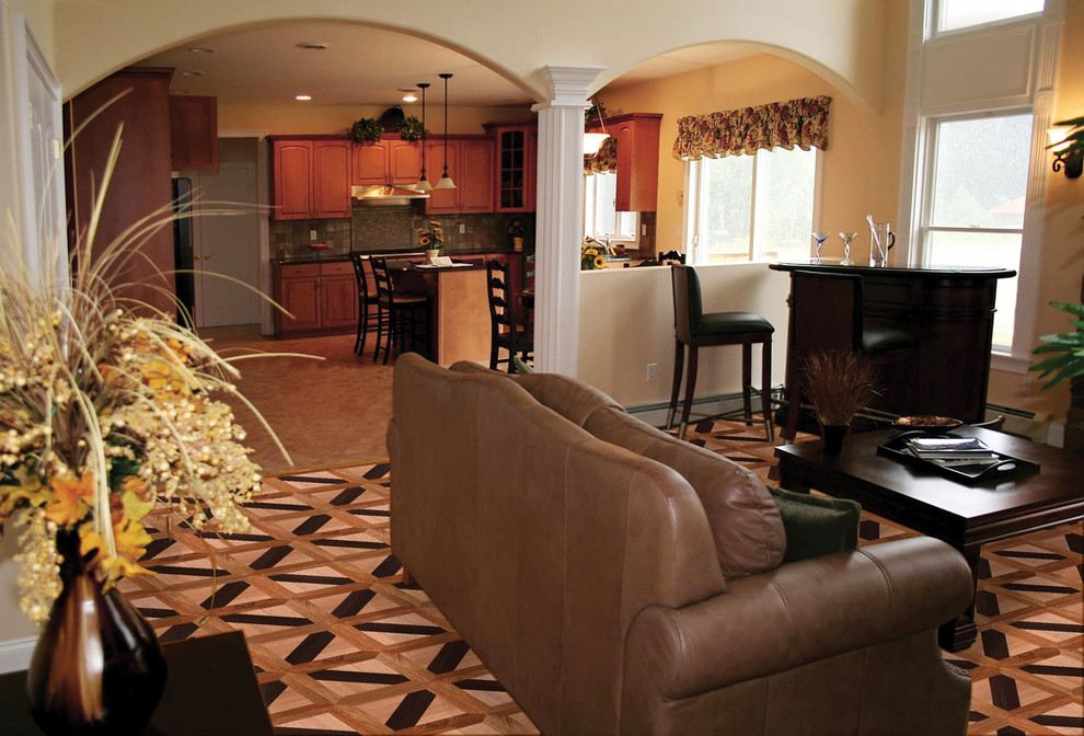 Foto de sala de estar con barra de bar abierta tradicional con paredes beige, suelo de madera en tonos medios y suelo multicolor