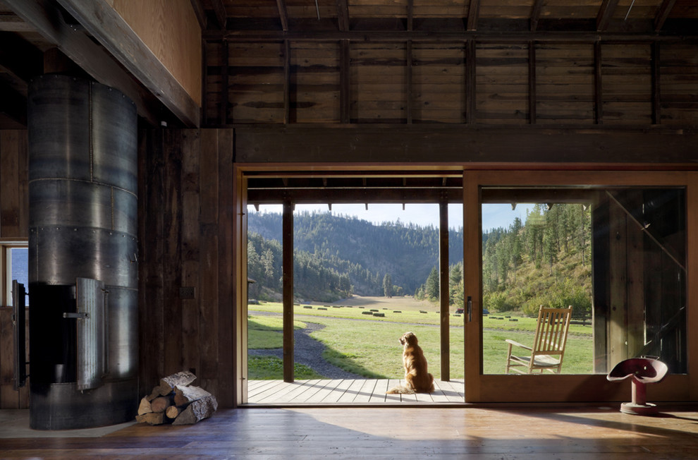 Idee per un soggiorno stile rurale con pareti marroni e pavimento in legno massello medio