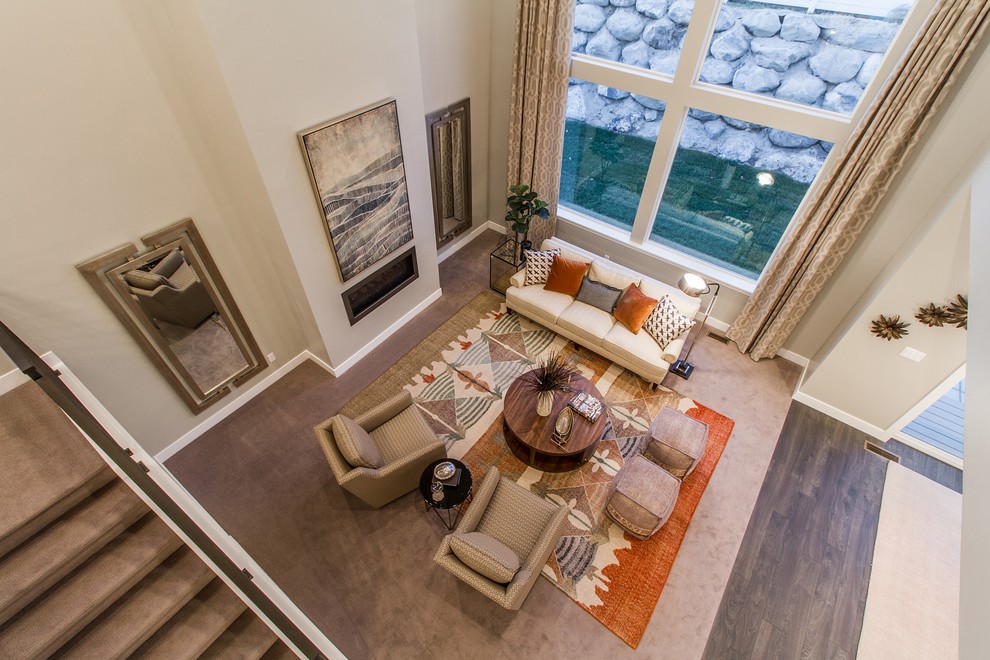 На фото: большая открытая гостиная комната в классическом стиле с серыми стенами, ковровым покрытием и горизонтальным камином без телевизора