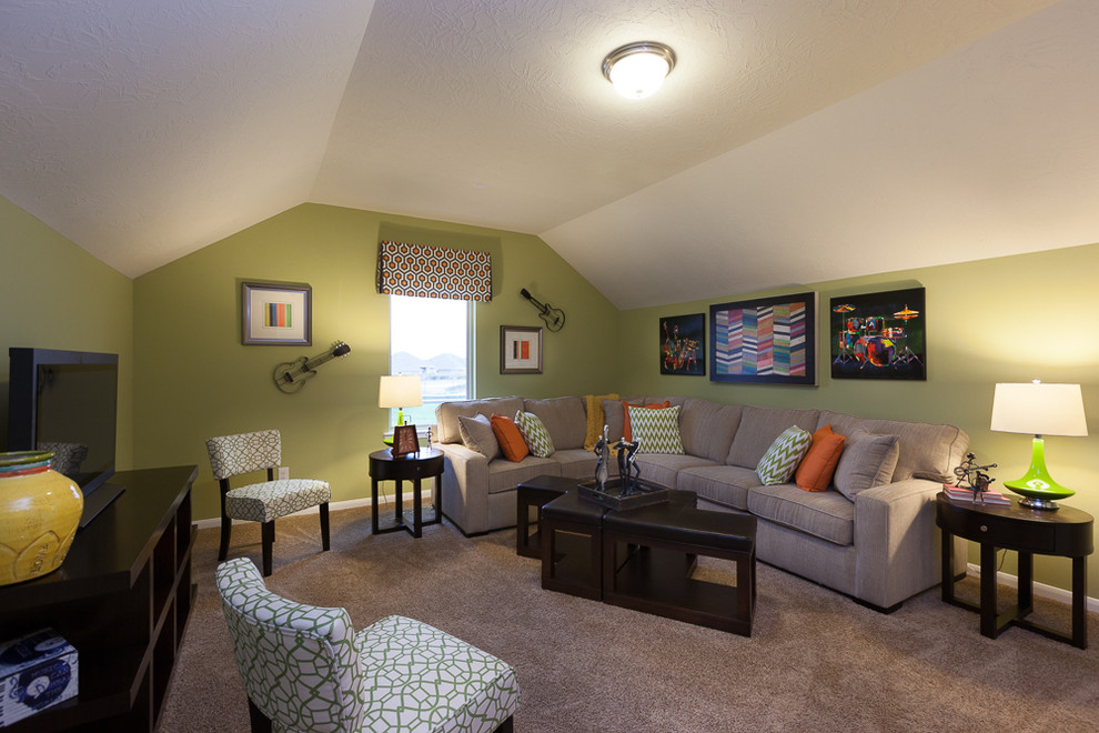 Diseño de sala de estar clásica de tamaño medio con paredes verdes, moqueta y televisor colgado en la pared