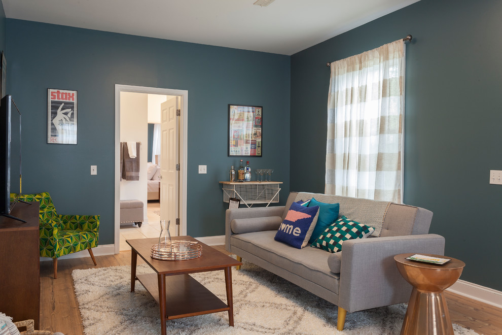 Свежая идея для дизайна: изолированная комната для игр среднего размера в стиле неоклассика (современная классика) с синими стенами, полом из винила и отдельно стоящим телевизором - отличное фото интерьера