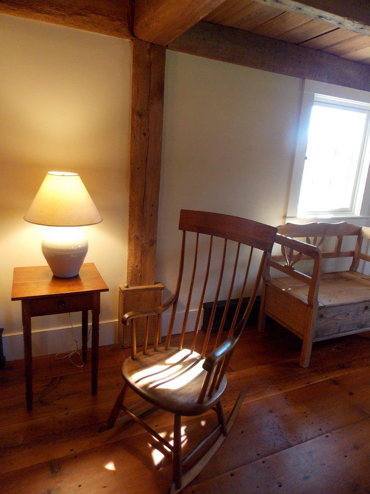 Exemple d'une salle de séjour nature de taille moyenne et fermée avec un mur marron, un sol en bois brun et un téléviseur fixé au mur.