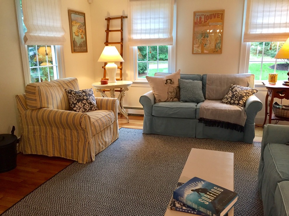 Kleines, Fernseherloses, Abgetrenntes Maritimes Wohnzimmer mit weißer Wandfarbe, braunem Holzboden, Kamin, Kaminumrandung aus Backstein und braunem Boden in Boston