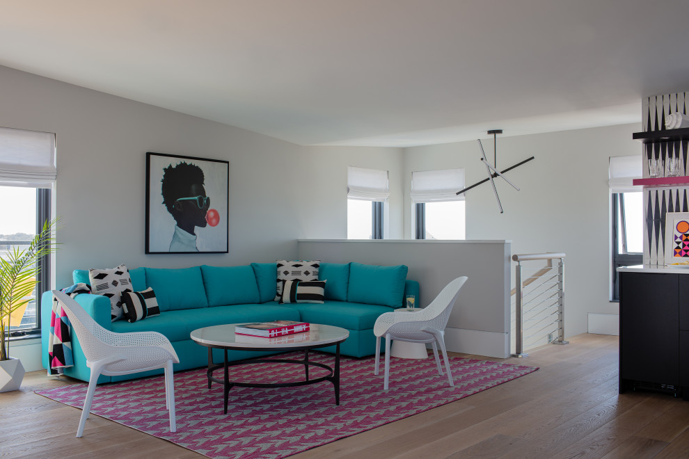 Diseño de sala de estar actual de tamaño medio con suelo de madera clara