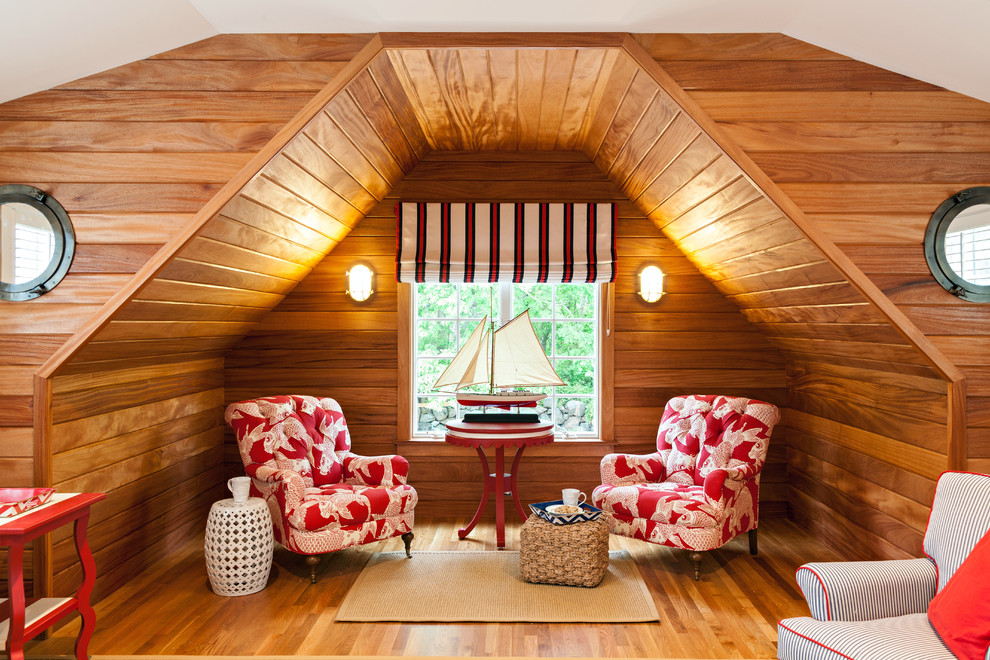 Maritimes Wohnzimmer mit braunem Holzboden in Boston