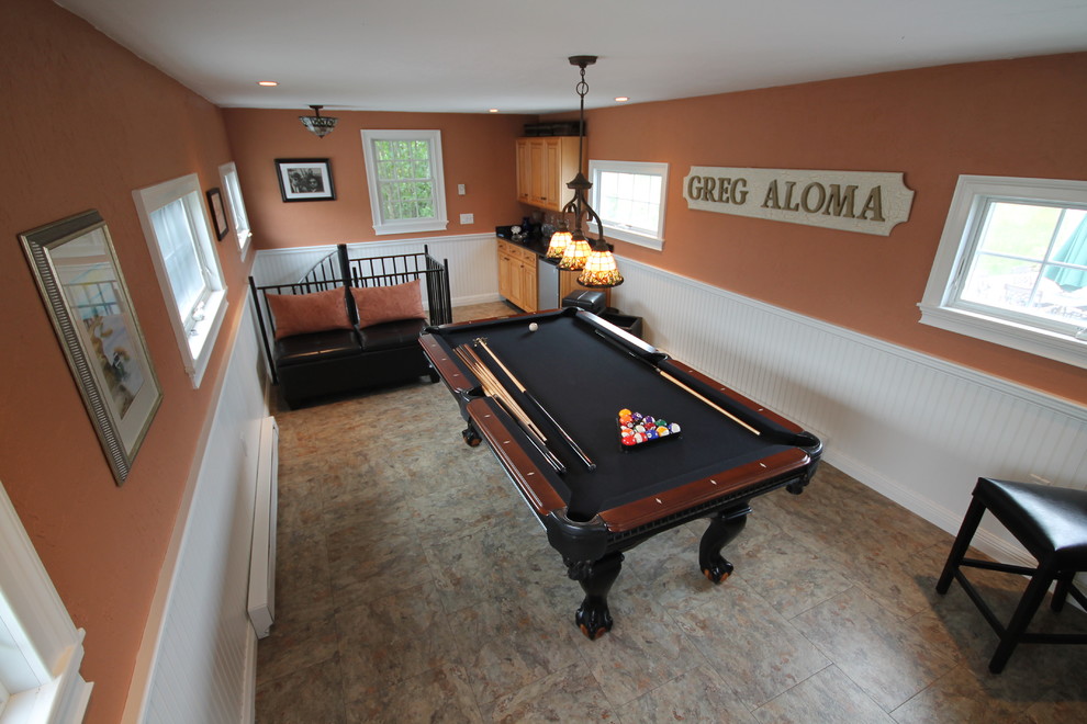 Cette photo montre une salle de séjour chic de taille moyenne et fermée avec un sol en vinyl, salle de jeu, un mur orange, aucune cheminée et un téléviseur fixé au mur.
