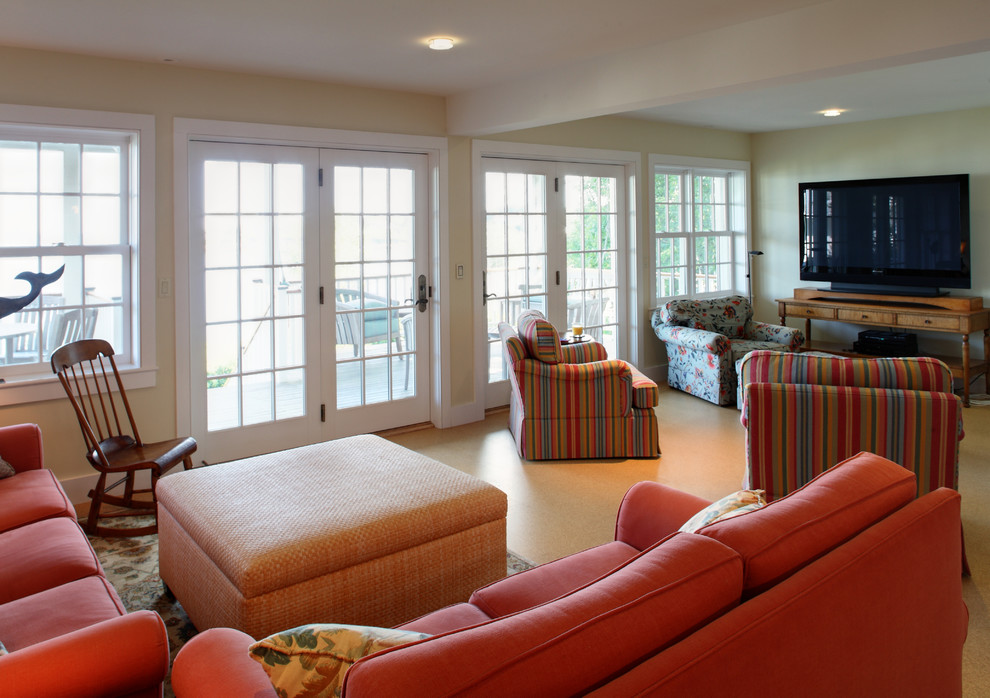 Großes, Offenes Stilmix Wohnzimmer ohne Kamin mit Hausbar, gelber Wandfarbe, Korkboden und freistehendem TV in Portland Maine