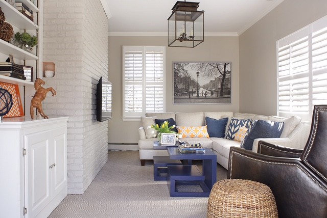 Immagine di un piccolo soggiorno tradizionale chiuso con pareti beige, moquette e TV a parete