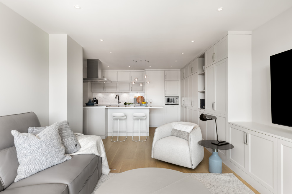 Kleines, Offenes Klassisches Wohnzimmer ohne Kamin mit weißer Wandfarbe, freistehendem TV und braunem Boden in Vancouver