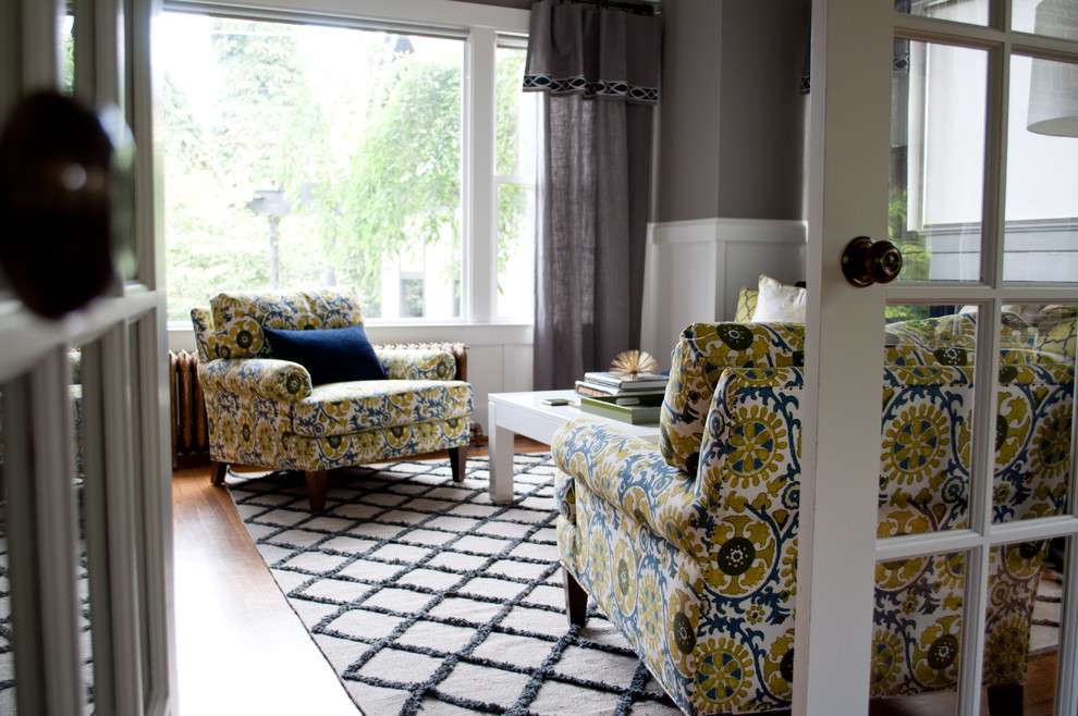 На фото: гостиная комната среднего размера в стиле неоклассика (современная классика) с серыми стенами и стандартным камином
