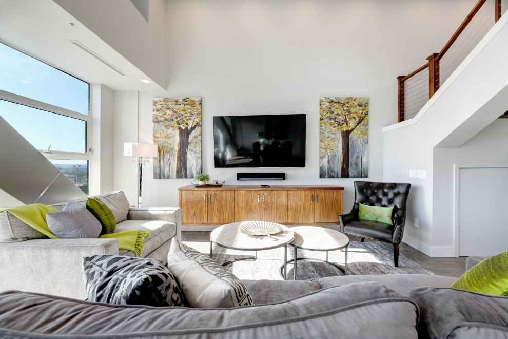 На фото: открытая гостиная комната среднего размера в стиле неоклассика (современная классика) с серыми стенами, темным паркетным полом, серым полом и отдельно стоящим телевизором с