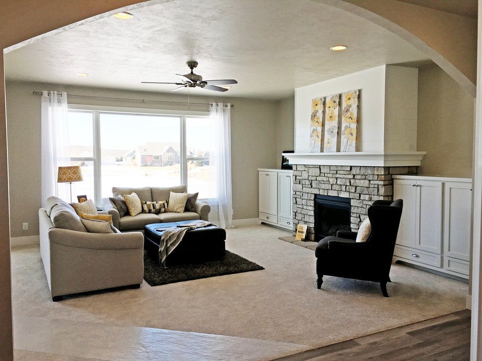 Ejemplo de sala de estar abierta de estilo americano grande sin televisor con paredes beige, moqueta, todas las chimeneas y marco de chimenea de piedra