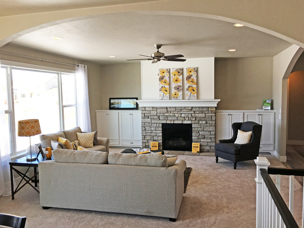 Imagen de sala de estar abierta de estilo americano grande sin televisor con paredes beige, moqueta, todas las chimeneas y marco de chimenea de piedra