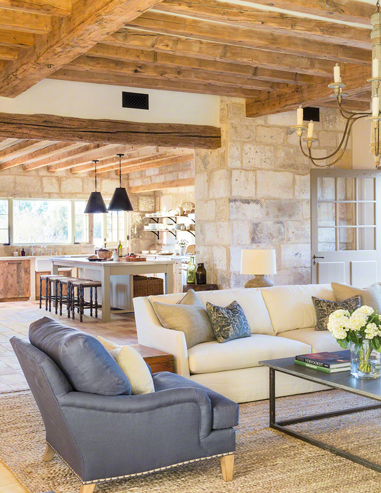 Imagen de sala de estar mediterránea con alfombra
