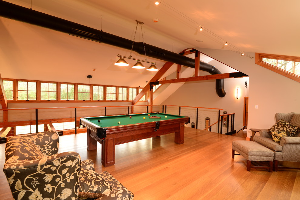 Foto di un grande soggiorno contemporaneo con sala giochi, pareti bianche e pavimento in legno massello medio