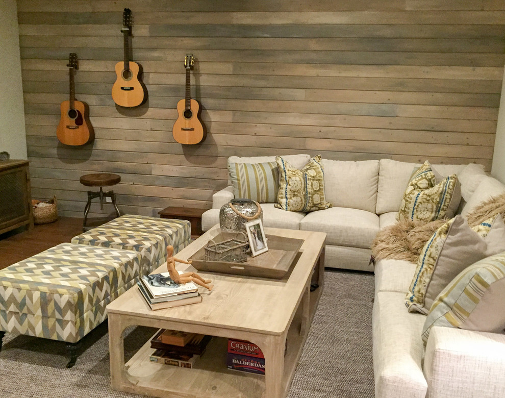 Modelo de sala de estar con rincón musical abierta campestre de tamaño medio con paredes marrones, suelo de madera en tonos medios, suelo marrón y televisor colgado en la pared