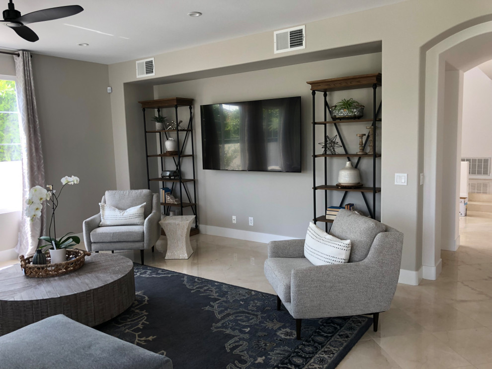 Immagine di un grande soggiorno chic chiuso con pareti grigie, pavimento in gres porcellanato, TV a parete e pavimento beige