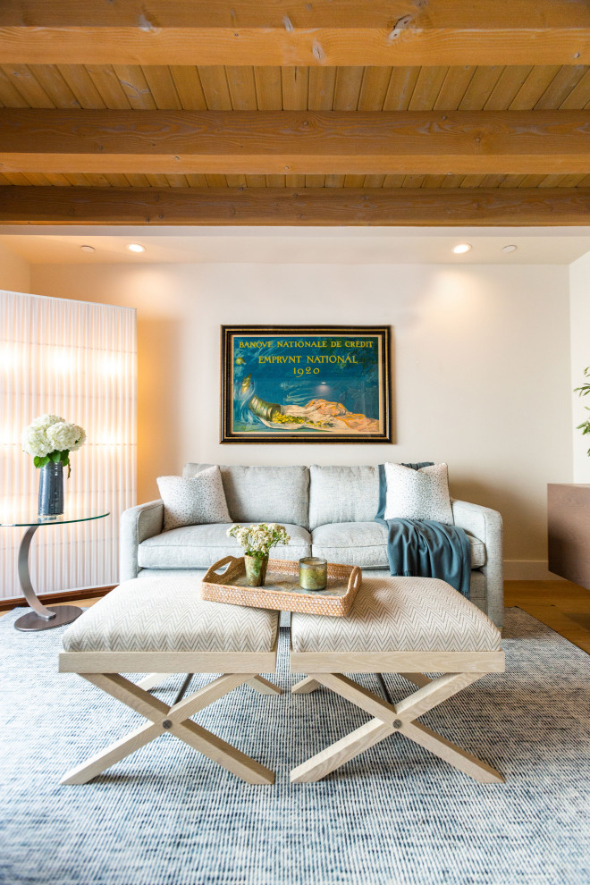 Aménagement d'une salle de séjour classique de taille moyenne et ouverte avec un mur blanc et un sol en bois brun.
