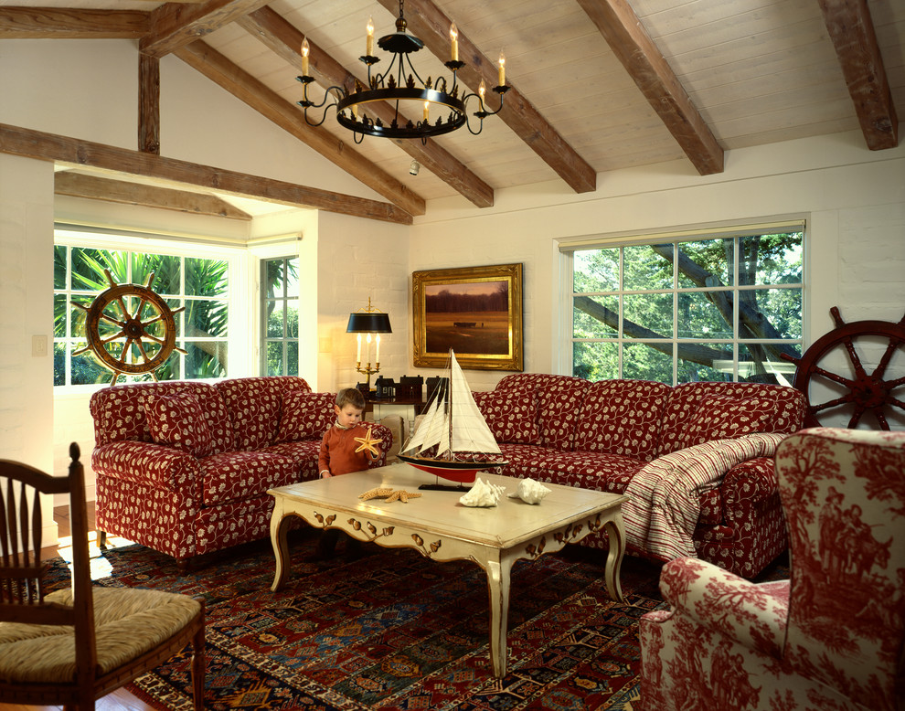 Imagen de sala de estar tradicional sin chimenea con paredes beige, suelo de madera en tonos medios y pared multimedia