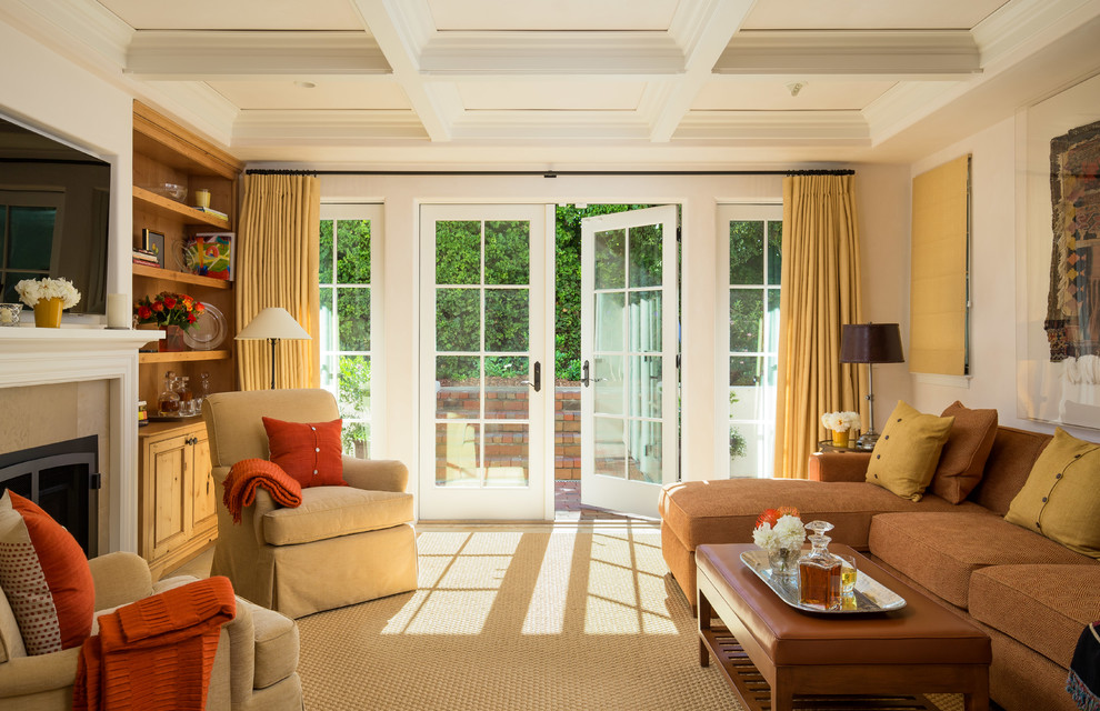 Идея дизайна: изолированная гостиная комната среднего размера в стиле неоклассика (современная классика) с бежевыми стенами, стандартным камином и телевизором на стене