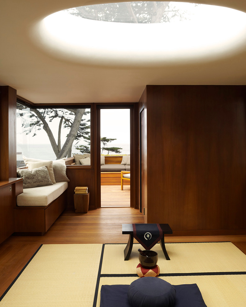 Asiatisches Wohnzimmer mit dunklem Holzboden in Chicago