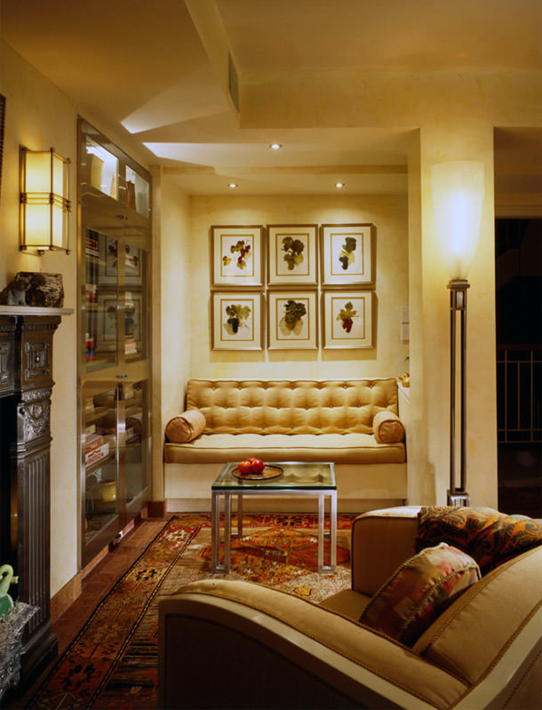 Immagine di un ampio soggiorno aperto con pareti gialle, pavimento in marmo, camino classico, cornice del camino in metallo e parete attrezzata