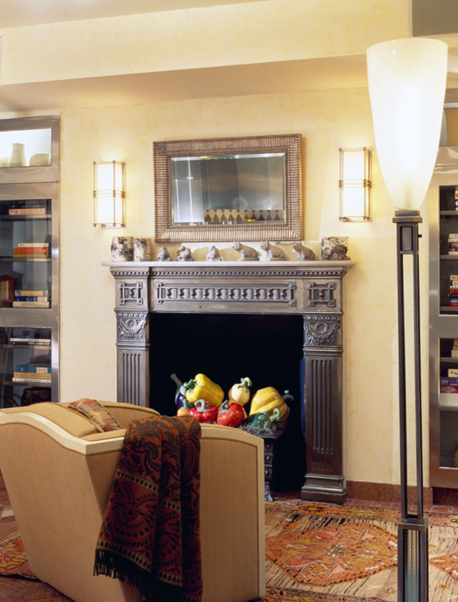 Geräumiges, Offenes Wohnzimmer mit beiger Wandfarbe, Marmorboden, Kamin, Kaminumrandung aus Metall und Multimediawand in New York