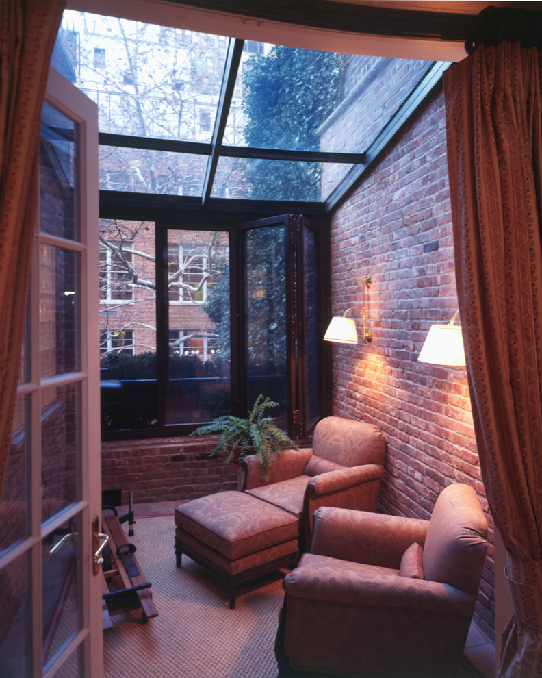 Exemple d'une salle de séjour chic de taille moyenne et fermée avec une bibliothèque ou un coin lecture, un mur rouge et moquette.