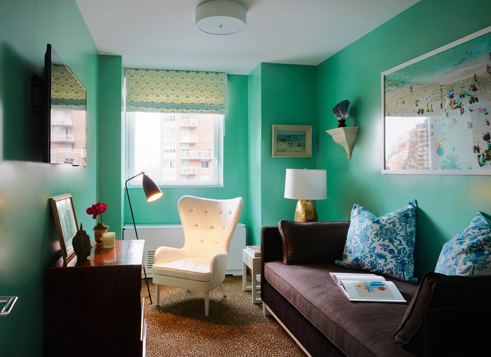 ニューヨークにある高級な中くらいなエクレクティックスタイルのおしゃれな独立型ファミリールーム (青い壁、カーペット敷き、暖炉なし、壁掛け型テレビ、茶色い床) の写真