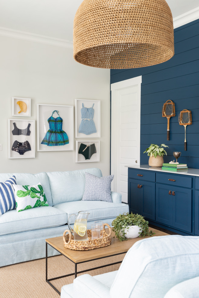 Cette photo montre une grande salle de séjour chic ouverte avec un bar de salon, un mur bleu, parquet foncé, un téléviseur fixé au mur et un sol marron.