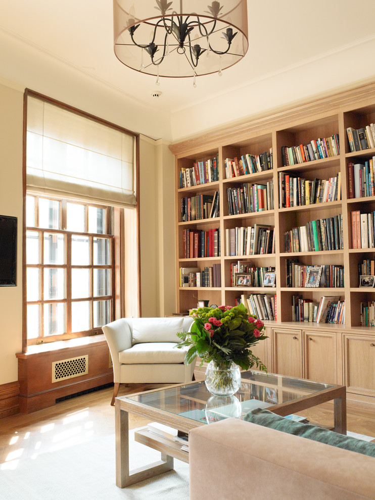 Mittelgroße, Offene Klassische Bibliothek ohne Kamin mit beiger Wandfarbe, braunem Holzboden und TV-Wand in New York