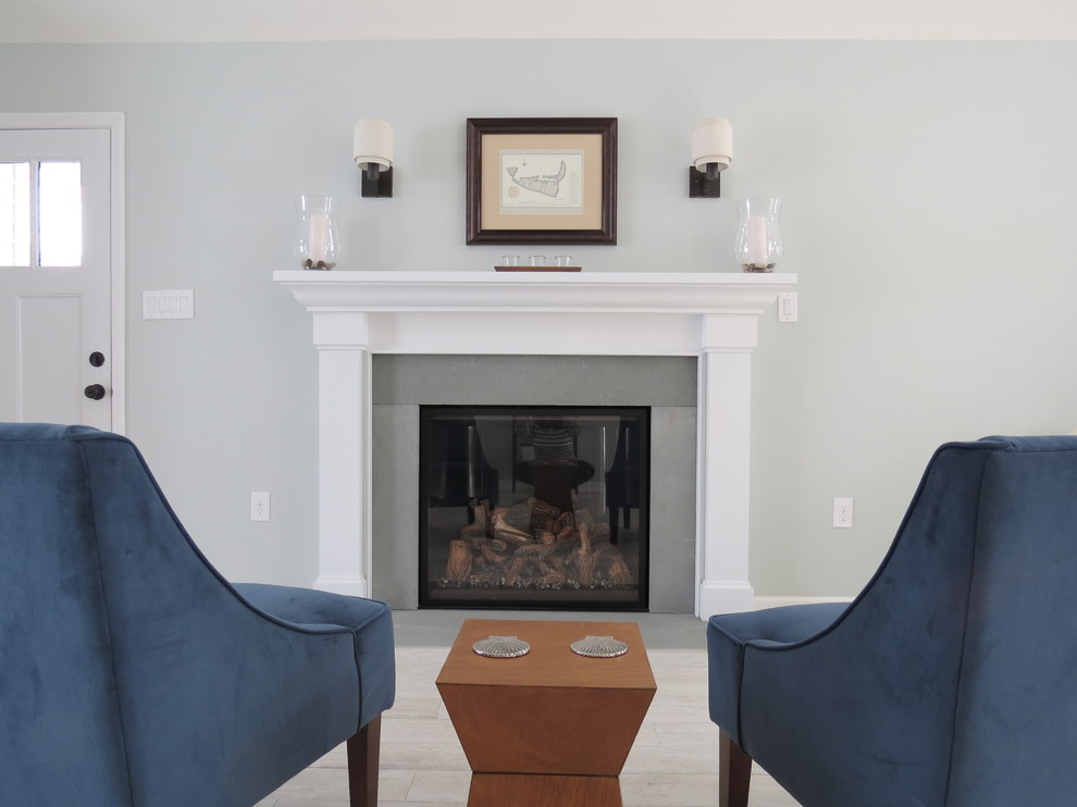 Ejemplo de sala de estar abierta tradicional renovada de tamaño medio con paredes azules, suelo de baldosas de porcelana, todas las chimeneas y marco de chimenea de piedra
