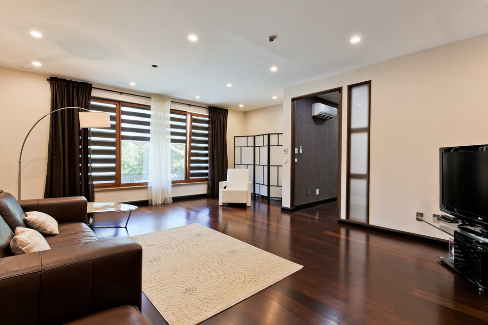 Kleines, Abgetrenntes Modernes Wohnzimmer ohne Kamin mit beiger Wandfarbe, braunem Holzboden und freistehendem TV in Toronto